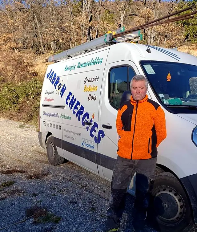 Bruce Katsaounis devant son camion aux couleurs de Jabron Énergies