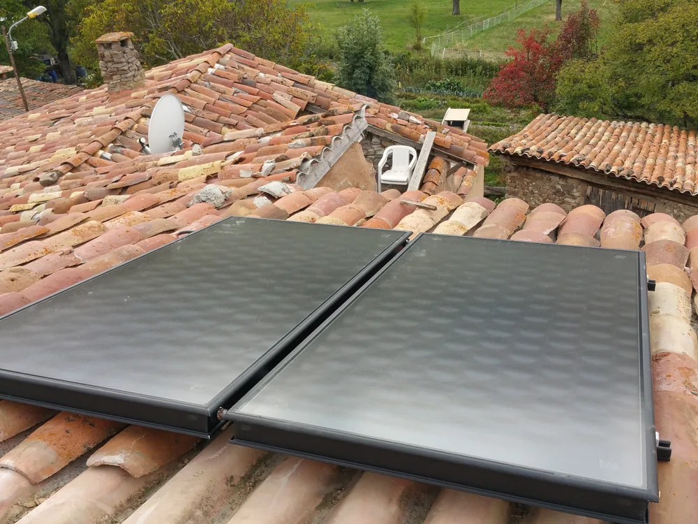 Capteurs solaires thermiques posés sur une toiture en tuiles canal