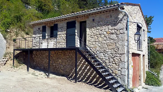 Bâtisse en pierre du pays et son escalier extérieur