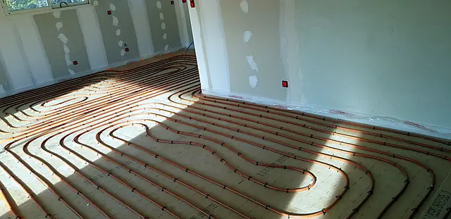 Plancher chauffant posé dans une pièce avant la chape