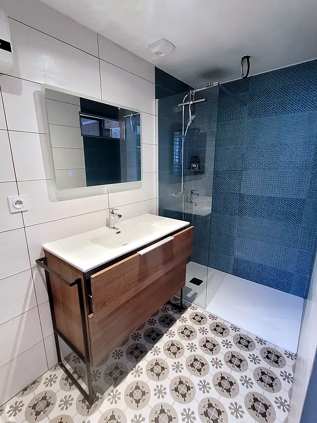 Salle de bains en carreaux de ciment avec sa douche